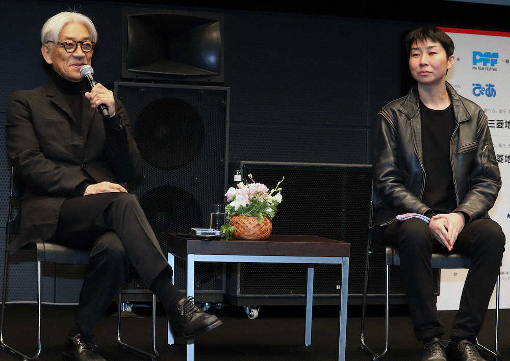 「第1回大島渚賞」の記念上映会でトークショーを行った坂本龍一。右は小田香監督