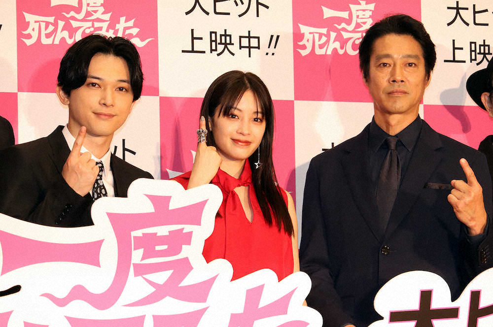 映画「一度死んでみた」公開記念ミサに出席した（左から）吉沢亮、広瀬すず、堤真一