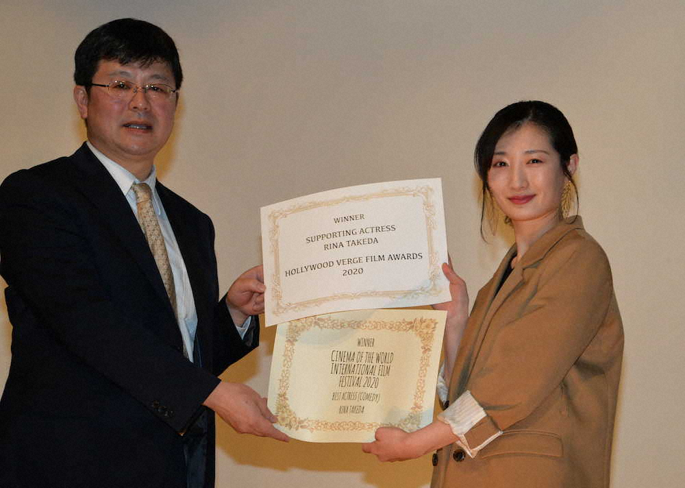 【画像・写真】毎熊克哉、武田梨奈が異例の無観客舞台あいさつ　賞状手に感慨深げ