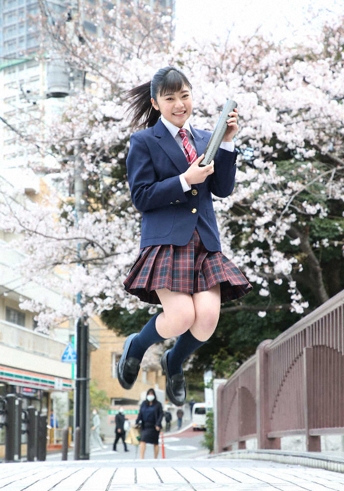 桜の前で中学卒業を報告する吉柳咲良（撮影・小海途　良幹）