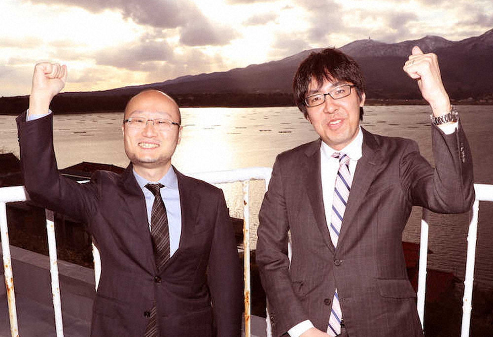 渡辺明王将（左）と広瀬章人八段は対局場近くの加茂湖をバックに健闘を誓い合う