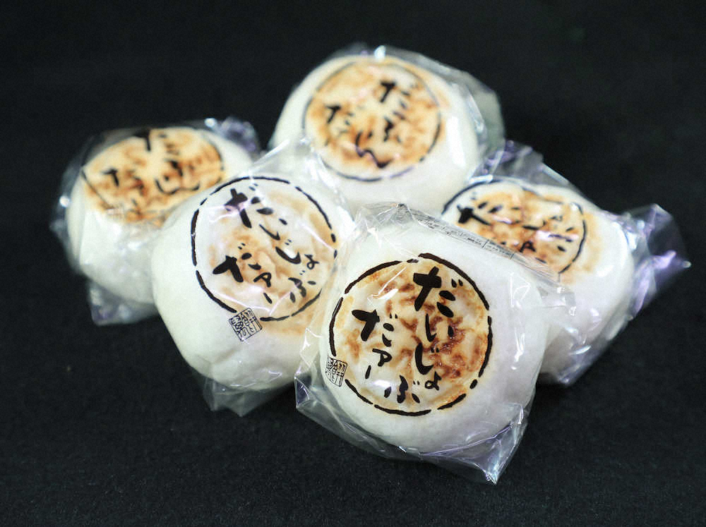 「餅萬」で発売されている志村けんのギャグをパッケージにした和菓子