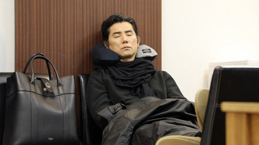 「プロフェッショナル　仕事の流儀」で人生初の密着取材を受けた本木雅弘。束の間の仮眠（C）NHK