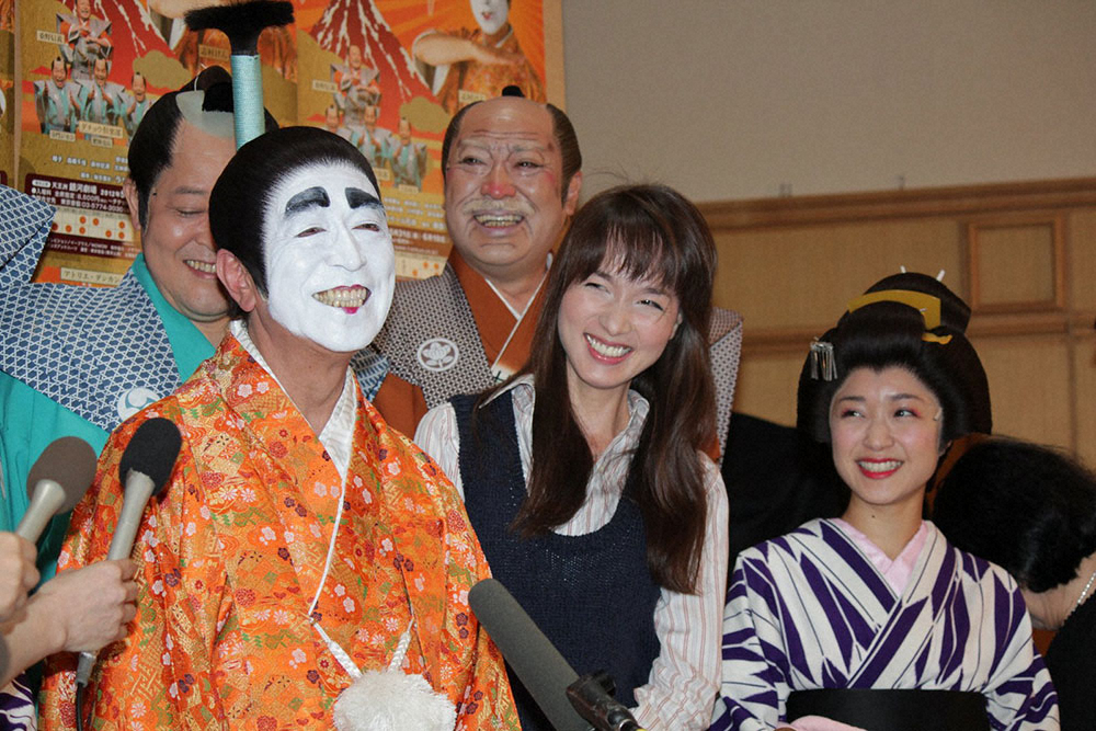 2012年5月、舞台「志村魂　先づ健康」開演前の会見で笑顔を見せる（前列左から）志村けんさん、いしのようこ、みひろ