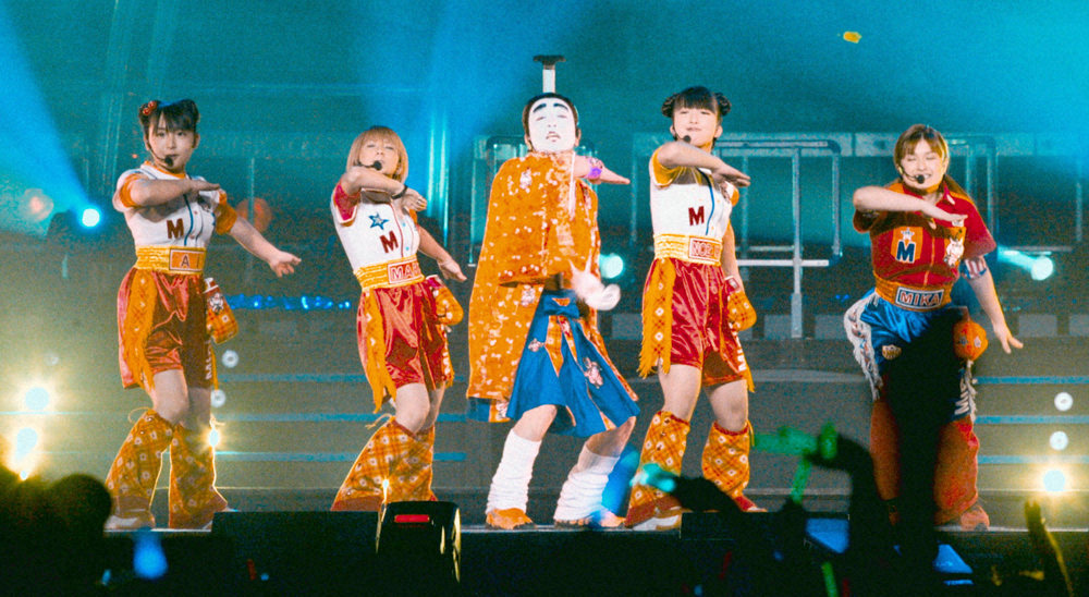 バカ殿様とミニモニ姫。（左から）加護亜依、矢口真里、バカ殿様（志村けんさん）、辻希美、ミカ（2002年4月撮影）