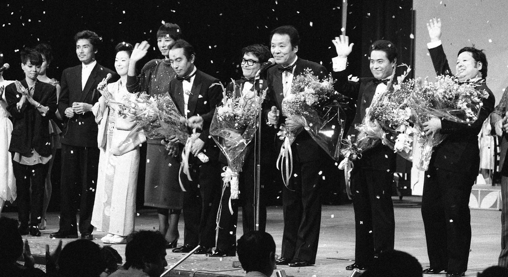 1985年9月　「8時だヨ！全員集合」最終放送。ゲストに登場した（左から）研ナオコ、郷ひろみ、由紀さおり、和田アキ子、亡くなった志村けんさん、仲本工事、故いかりや長介さん、加藤茶、高木ブー　