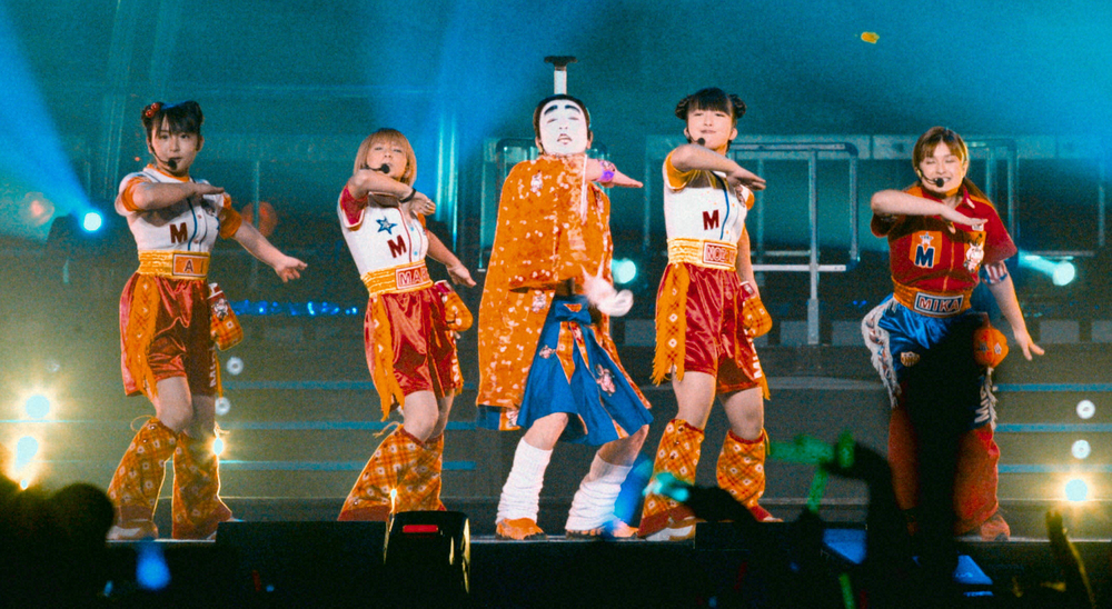 バカ殿様とミニモニ姫。（左から）加護亜依、矢口真里、志村けん、辻