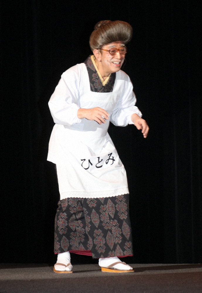 CM新キャラクター発表会で、“ひとみおばあちゃん”として登壇した志村けんさん（2016年）