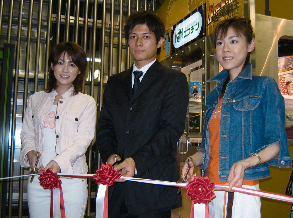 04年、同期の斉藤舞子、倉田大誠両アナとともに広告付カフェ「アドスタンド」のPRに訪れた高橋真麻