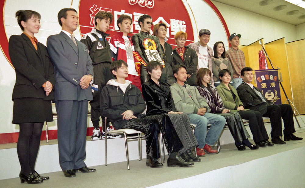 1995年紅白歌合戦出場者発表会。シャ乱Qや浜田雅功らと会見に臨んだ加門亮さん（下段右）