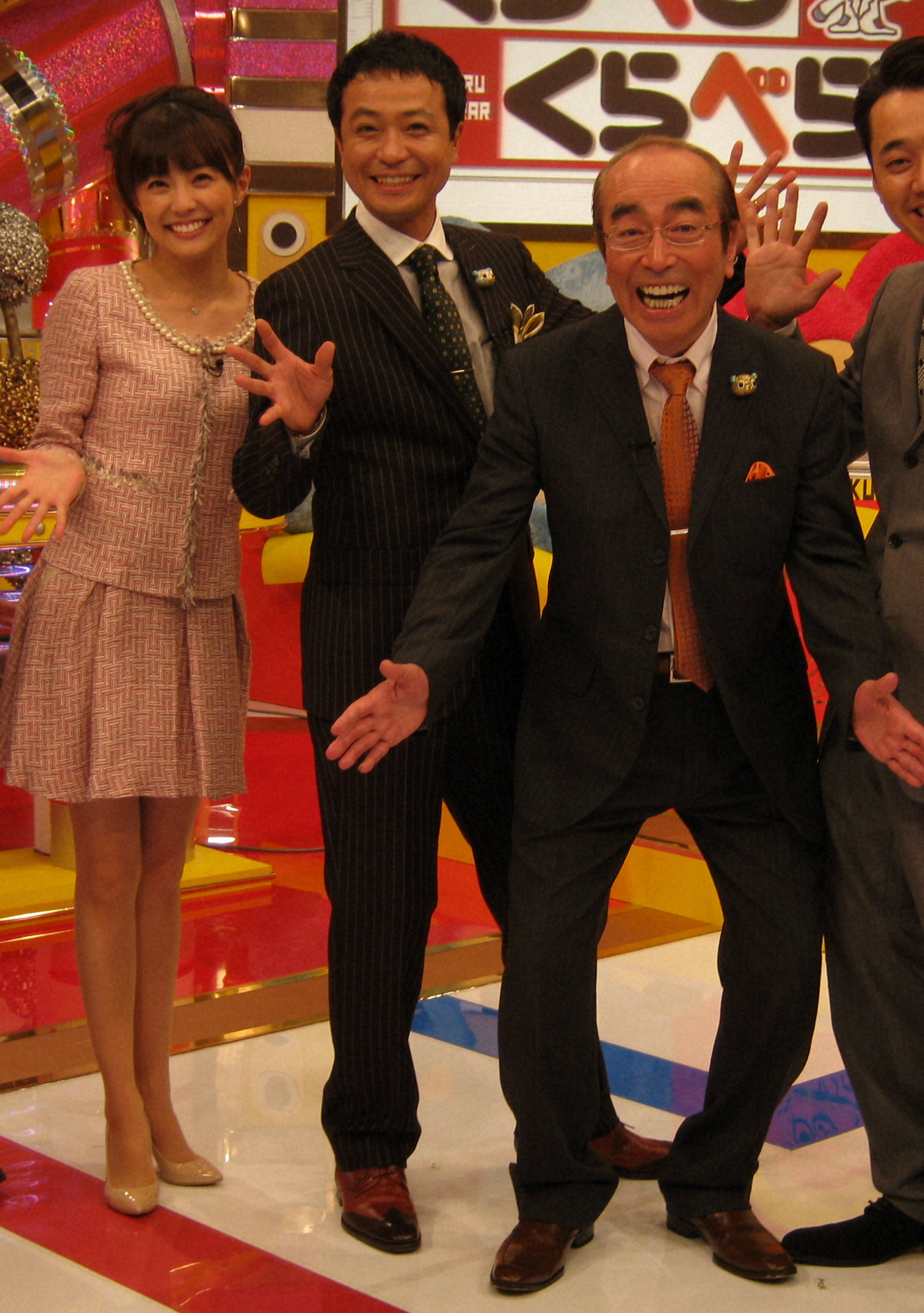 10年、TBS「くらべるくらべらー」制作発表会見で笑顔を見せる志村けんさん（右）と小林麻耶（右から3人目）