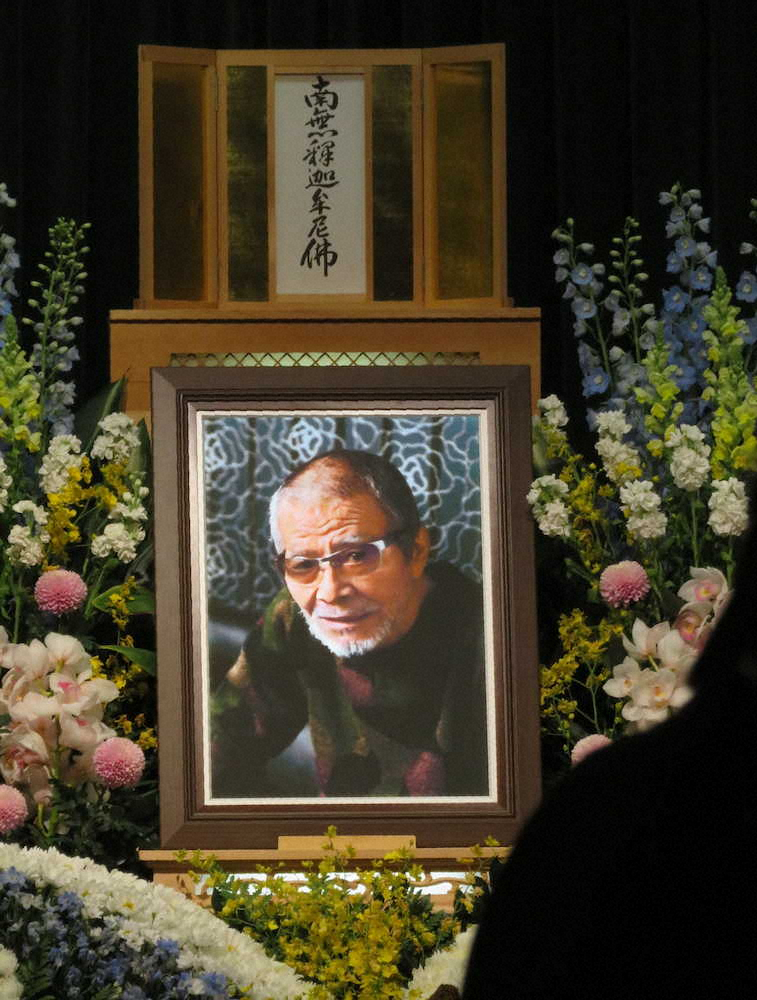 【画像・写真】志賀勝さん告別式　チャンバラトリオ・志茂山高也が涙「気遣いができて、シャイな男でした」