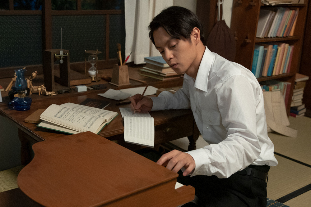 連続テレビ小説「エール」第3週は「いばらの道」。作曲に励む裕一（窪田正孝）（C）NHK