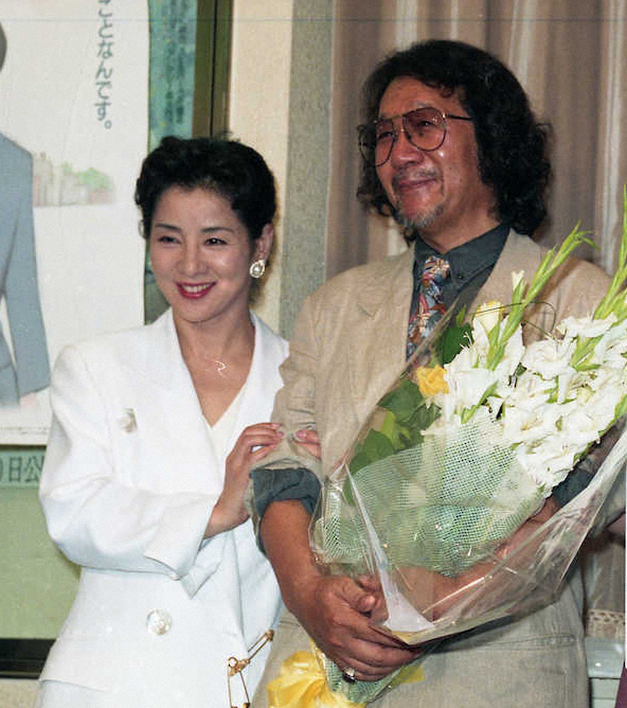 94年、映画「女ざかり」の舞台あいさつをする吉永小百合（左）と大林宣彦監督