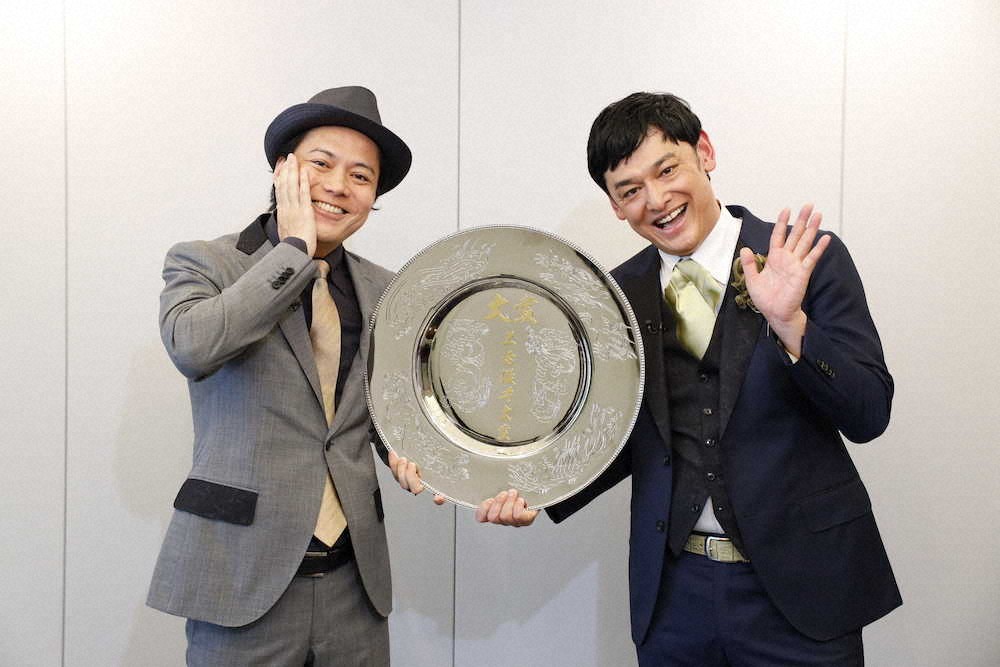「第55回上方漫才大賞」を受賞したシャンプーハット・こいで（左）、てつじ