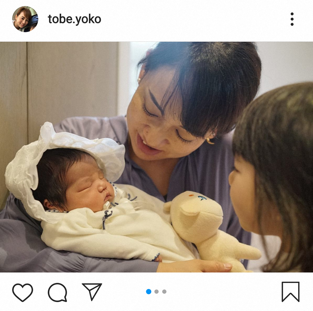 生れたばかりの第2子男児を見つめる戸部洋子アナウンサー（中央）と長女。戸部洋子アナウンサーインスタグラムより（@tobe.yoko）