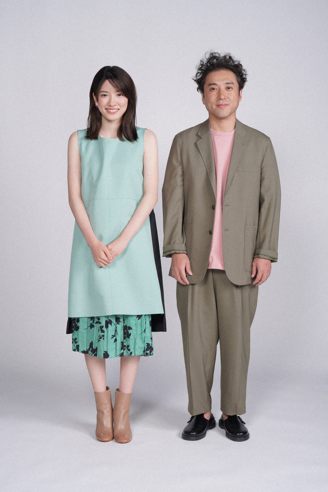 新日曜ドラマ「親バカ青春白書」に出演の永野芽郁（左）とムロツヨシ（C）日本テレビ