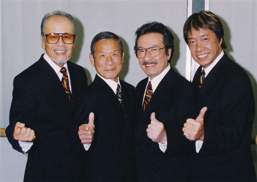 「ジャッキー吉川とブルー・コメッツ」の（左から）高橋健二、ジャッキー吉川さん、小田啓義、三原綱木