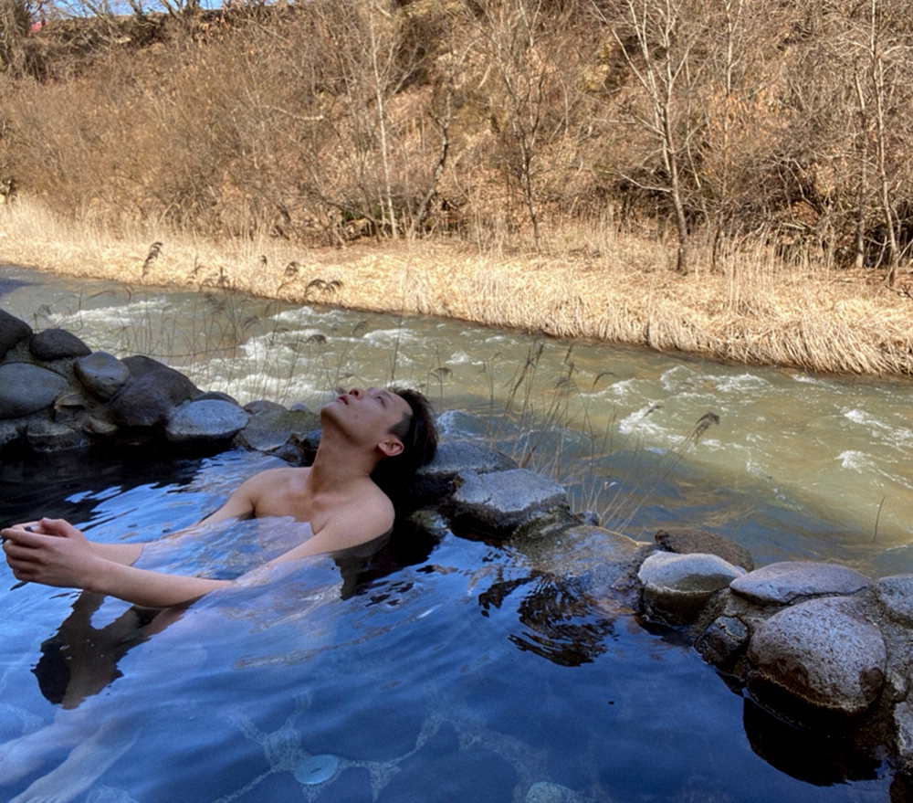 【画像・写真】岩を枕に