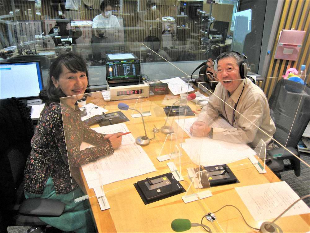 ニッポン放送のスタジオで感染防止策のアクリル板に囲まれながら「鶴光の噂のゴールデンリクエスト」を生放送する田中美和子（左）と笑福亭鶴光（右）