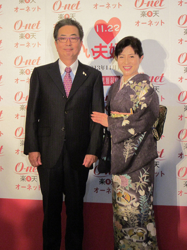 2013年、いい夫婦パートナー・オブ・ザ・イヤー発表会で笑顔を見せる大和田獏・岡江久美子さん夫妻