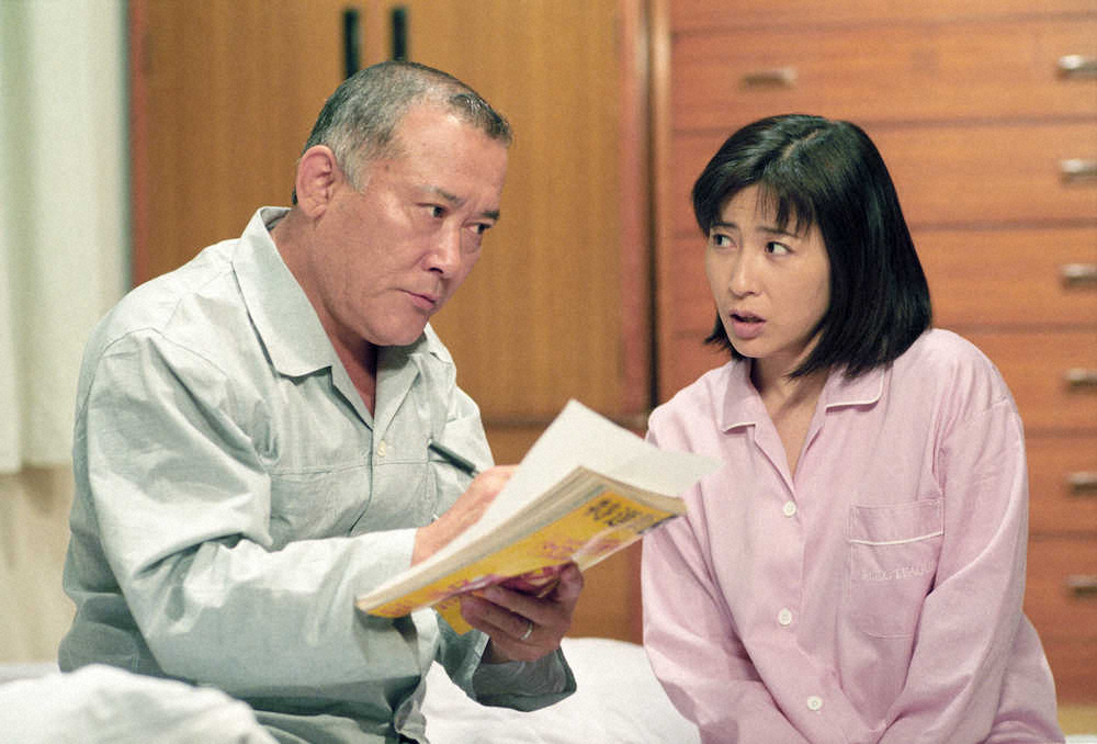 98年、ドラマ「天までとどけ7」で夫婦役を演じた岡江久美子さんと綿引勝彦（C）TBS