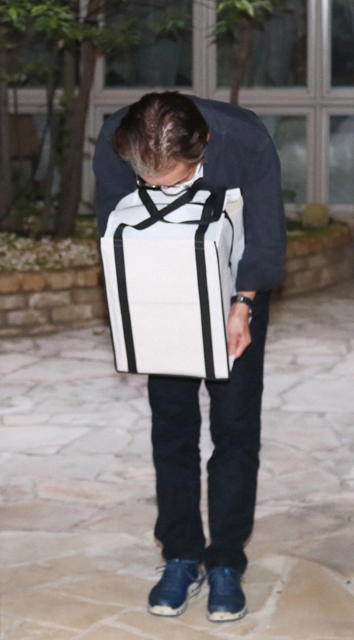 【画像・写真】岡江さん　悲しすぎる帰宅　感染防止で遺骨が玄関前に置かれ…大和田獏「こんな形で…残念で悔しくて」