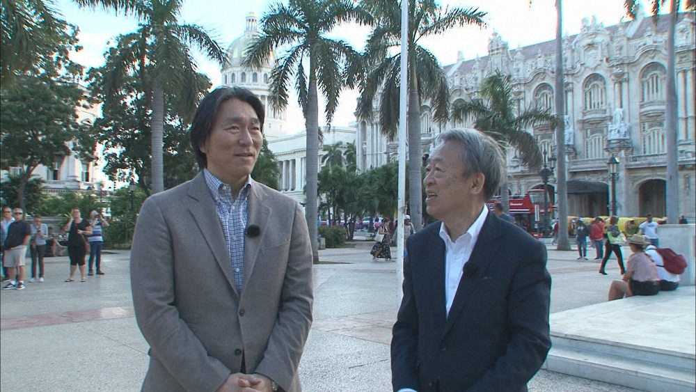 キューバを訪れた松井秀喜氏（左）と池上彰氏（C）テレビ東京