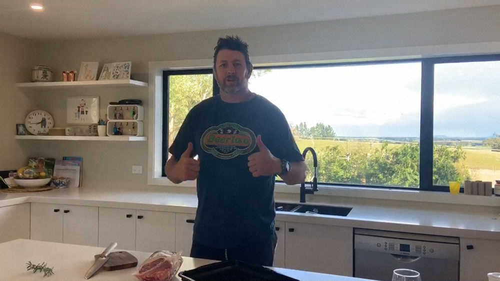 ニュージーランドでの生活を紹介するトンプソン・ルーク。ステイホーム生活で自ら料理も