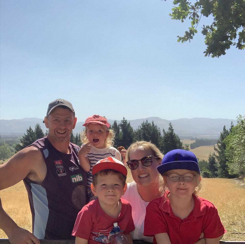 ニュージーランドでの生活を紹介するトンプソン・ルーク（左）。妻ネリッサさんと3人の子供
