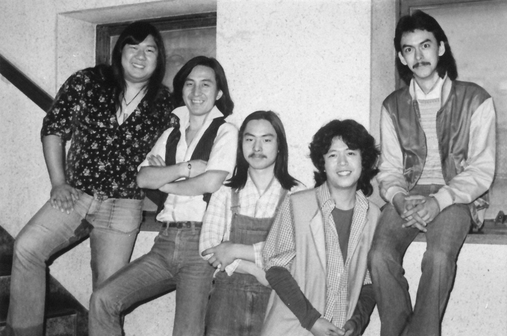 「ゴダイゴ」のメンバー５人が勢揃いした記念写真（1977年）