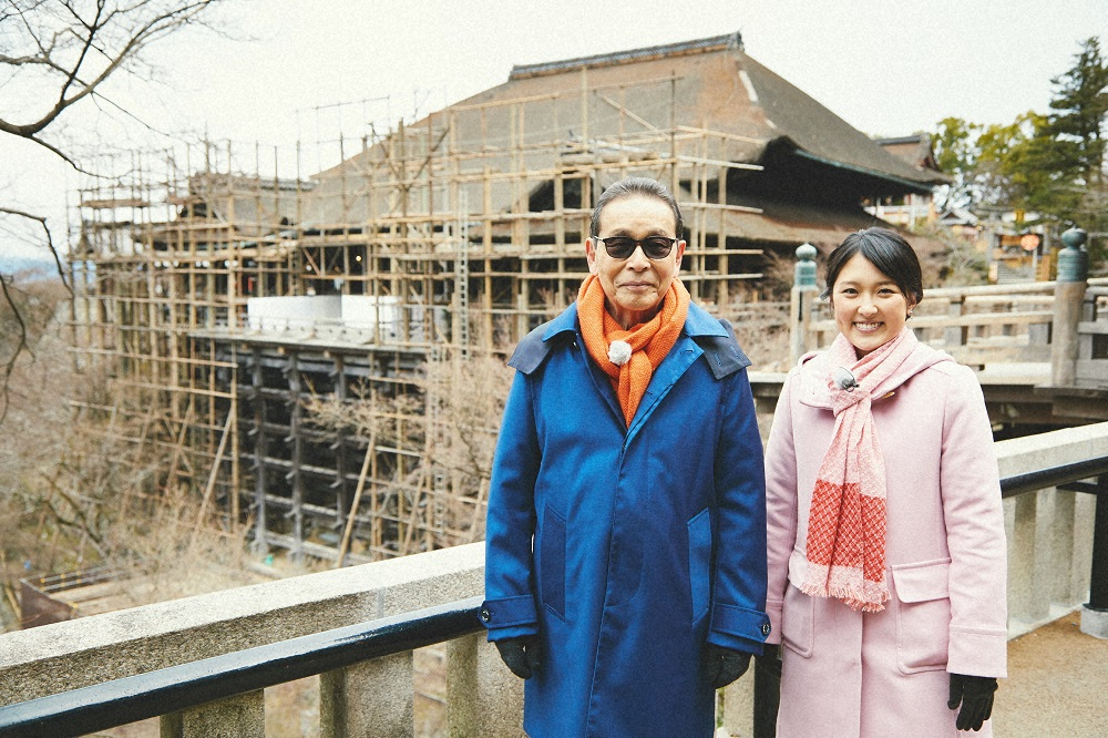 「ブラタモリ」で京都・清水寺を訪れるタモリと近江友里恵アナウンサー（C）NHK