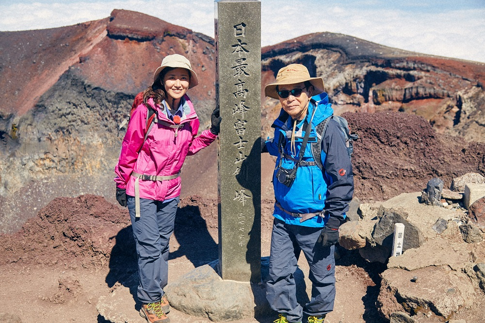 「ブラタモリ」で富士山に登るタモリと桑子真帆アナウンサー（C）NHK