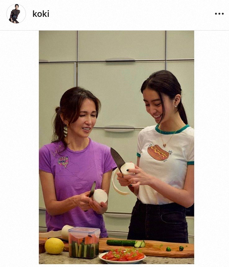 【画像・写真】Koki，「ママと一緒に夕食作り」母・工藤静香と笑顔でキッチンに、「大根のかつらむき」披露