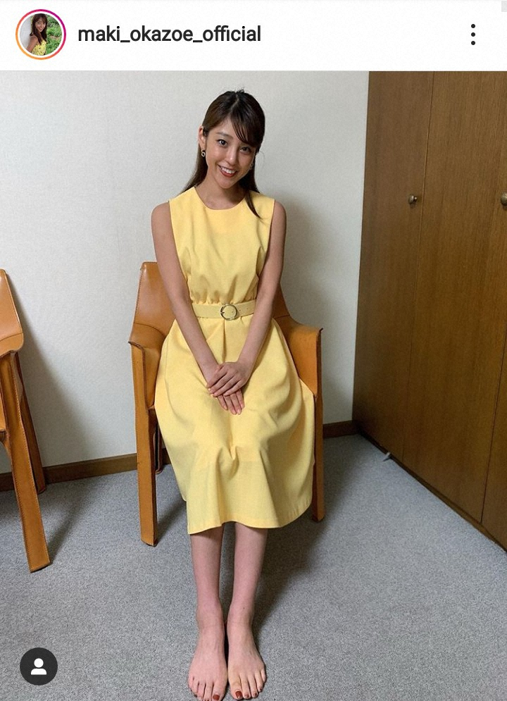 【画像・写真】岡副麻希“はだし赤ネイル”で参観日感120％ショット　「足の指が長くてキレイ」「爽やか」