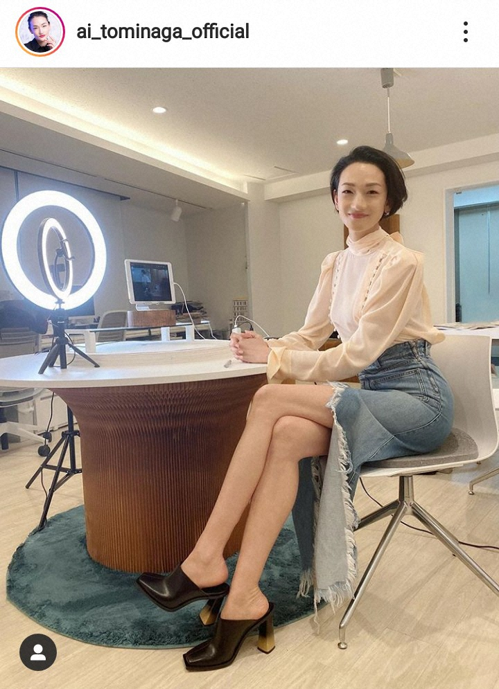 【画像・写真】冨永愛　デニムスカート姿の美脚に反響「座っているのにめっちゃくちゃ脚が長い」