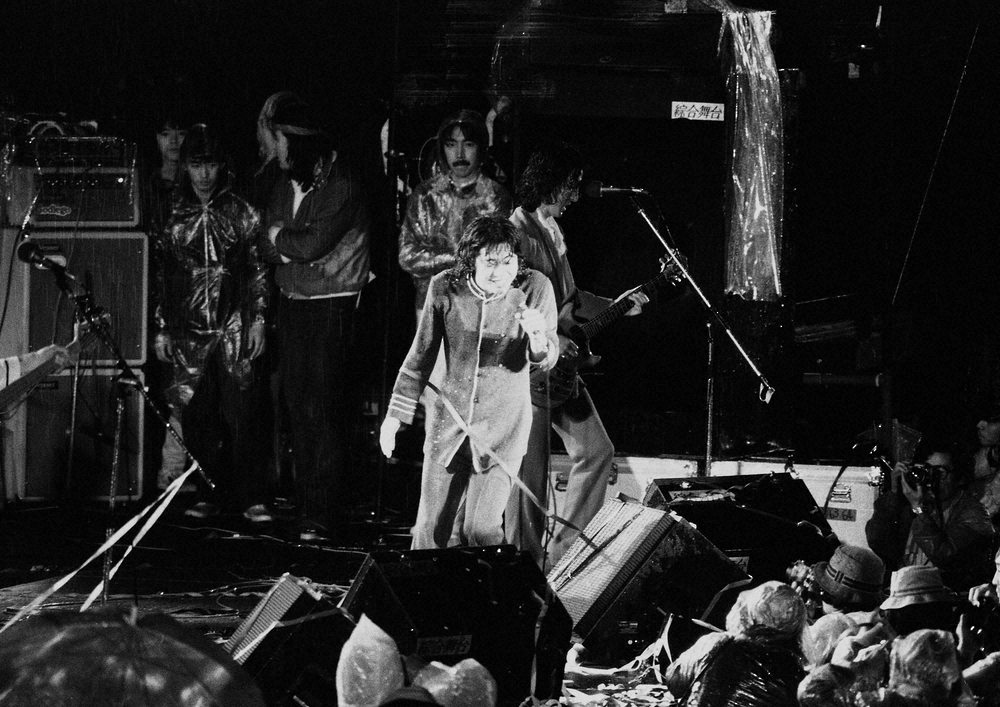 野外ライブで熱演するゴダイゴ。右端が浅野孝已さん、手前はタケカワユキヒデ(1979年4月、日比谷野外音楽堂)