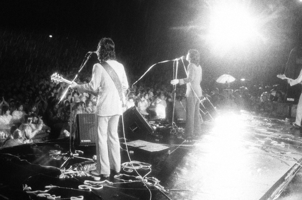 【画像・写真】野外ライブで熱演するゴダイゴ。手前が浅野孝已さん、奥はタケカワユキヒデ(1979年4月、日比谷野外音楽堂)