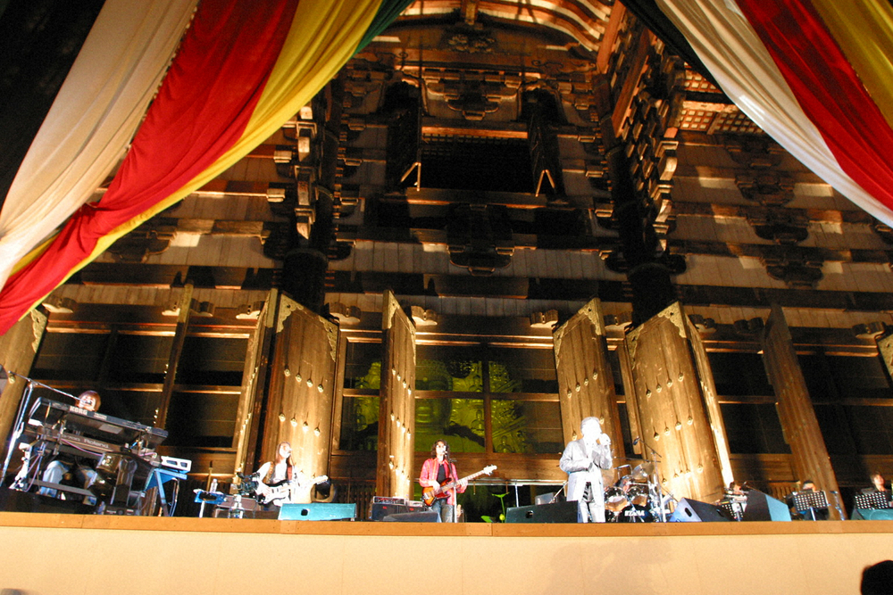 【画像・写真】盧舎那仏を背に熱演するゴダイゴ(2006年5月、東大寺)