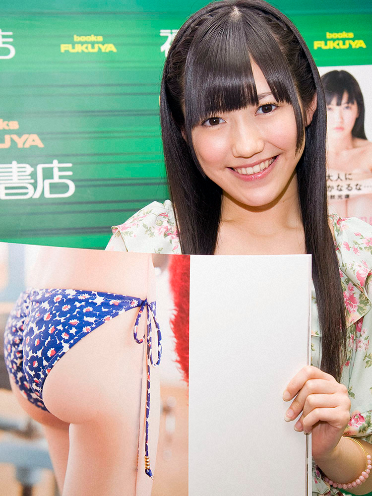 2011年5月、ファースト写真集「まゆゆ」を発売した渡辺麻友