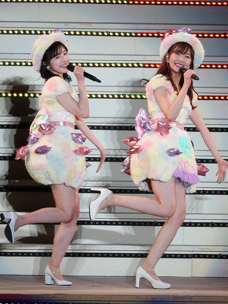 2019年4月、HKT指原莉乃の卒業コンサートに出演した渡辺麻友(左)