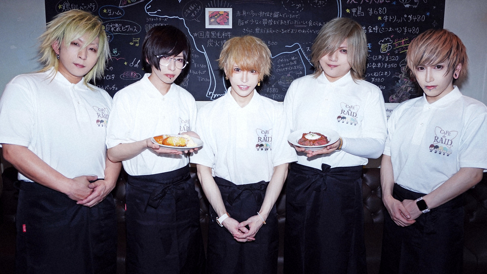 東京・渋谷の肉バル「Bitter　Valley　Grill」とコラボした期間限定カフェ・肉バル＆スイーツ「CAFE　de　RAID．」をオープンした5人組ヴィジュアル系バンド「the　Raid．（レイド）」
