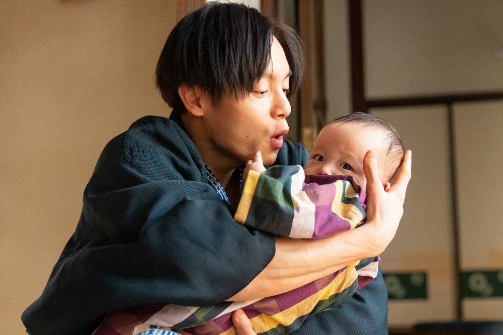 連続テレビ小説「エール」第11週は「家族のうた」。愛娘の華をあやす裕一（窪田正孝）（C）NHK