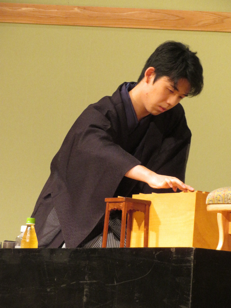 【画像・写真】藤井七段　タイトル戦で和服姿？昨年、師匠の杉本八段がプレゼント