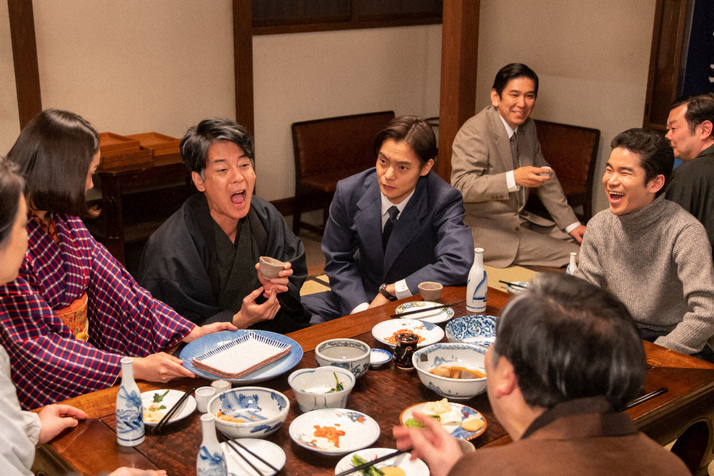 連続テレビ小説「エール」第53話。食卓を囲む音三郎（唐沢寿明・左から3人目）たち（C）NHK