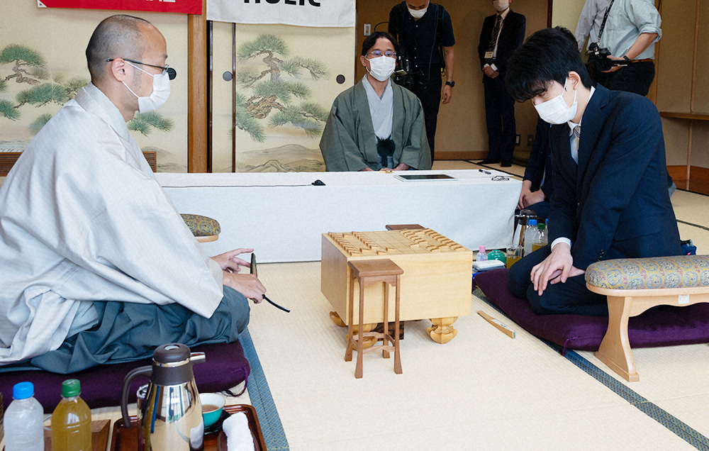 渡辺棋聖（左）と対局する藤井七段=代日本将棋連盟提供