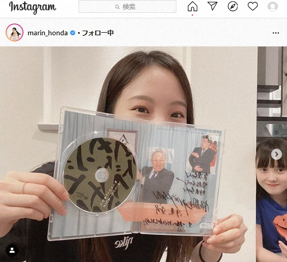 【画像・写真】本田真凜、サンドウィッチマンからのサイン付きDVDに歓喜　“ひょっこり紗来”も笑顔
