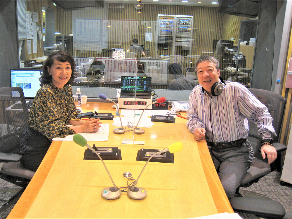 ニッポン放送「笑福亭鶴光の噂のゴールデンリクエスト」のスタジオで笑顔を見せる田中美和子(左)と笑福亭鶴光(右)