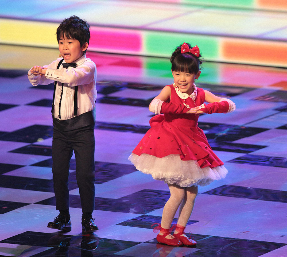 2011年、「マル・マル・モリ・モリ！」で日本レコード大賞特別賞を受賞し歌って踊る子役・鈴木福（左）と芦田愛菜