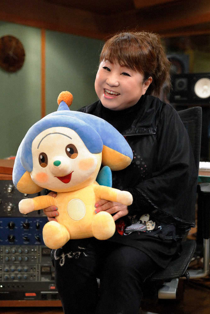 NHK・Eテレの教養番組「オトッペ」の新エンディングテーマ「オトッペおんど」を歌う天童よしみ。登場キャラクターのウィンディと